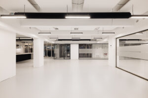 Licht en modern kantoorinterieur aan de Generaal Vetterstraat met glazen wanden en strakke verlichting.
